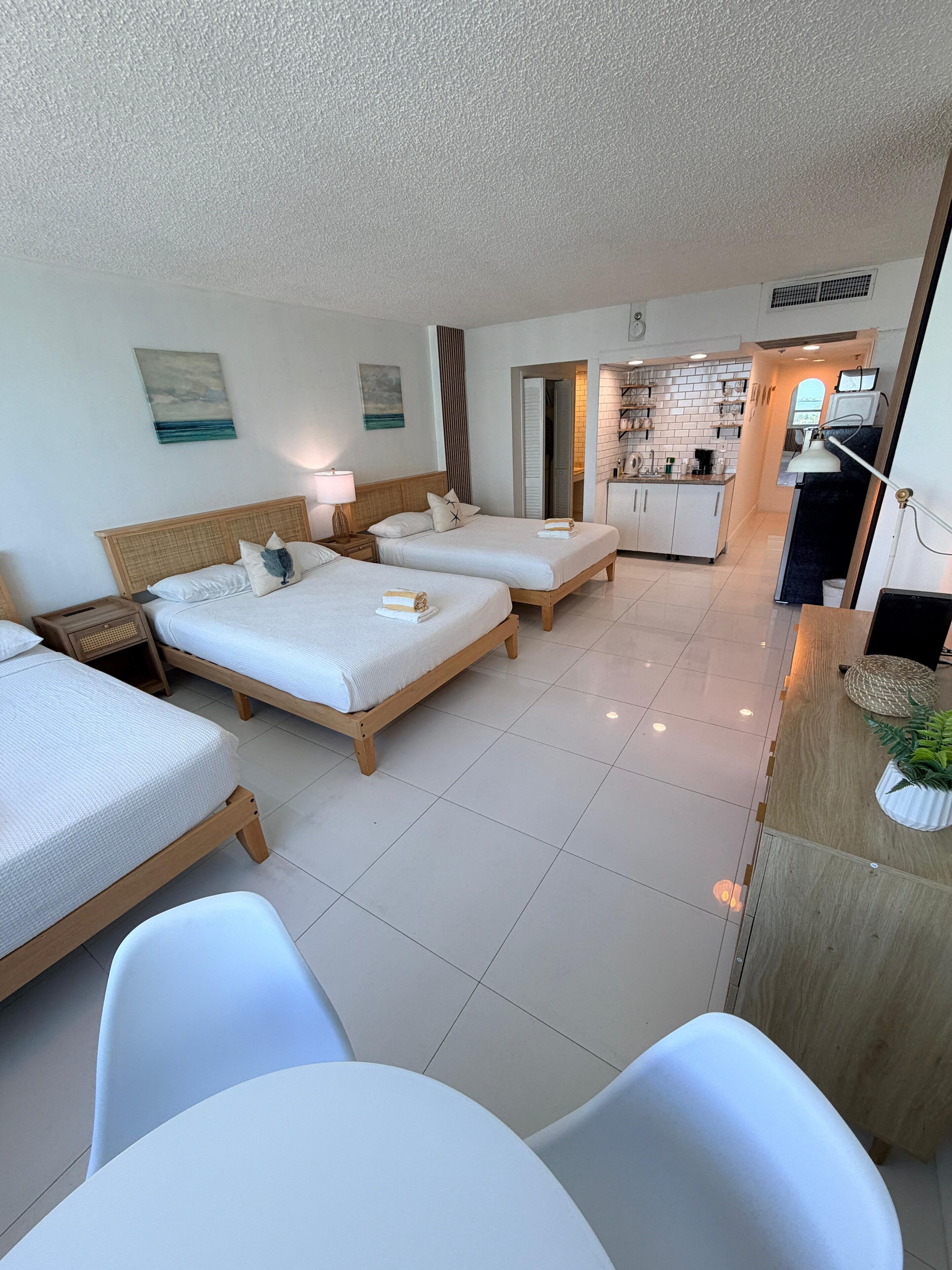 Studiosuite – classic | Individuelt dekorert, individuelt innredet og skrivebord for bærbar PC