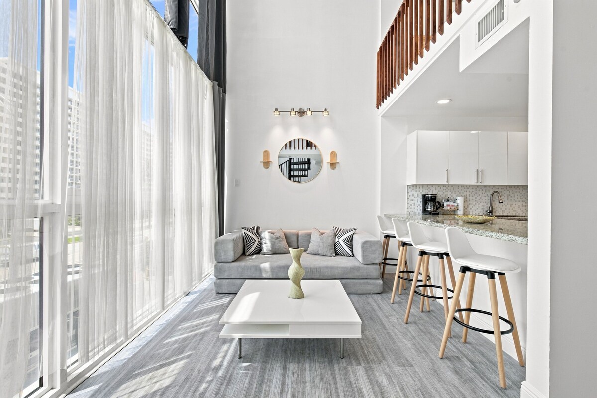 Loft Exclusivo | 거실 공간 | 케이블 채널 시청이 가능한 32인치 LCD TV, TV