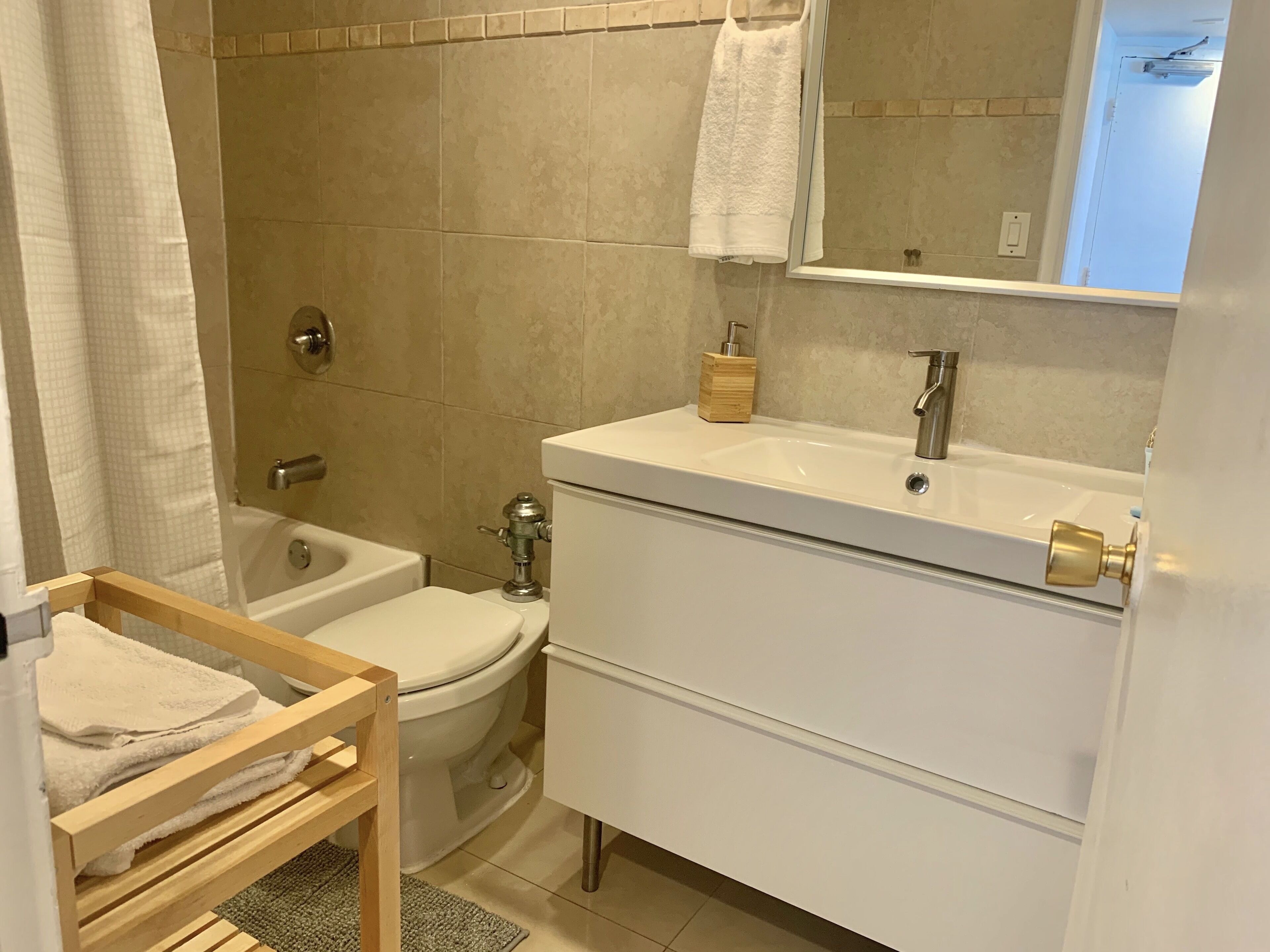 Un baño con bañera, inodoro y lavabo.
