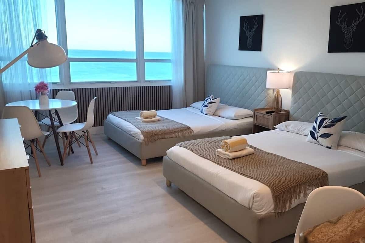 Suite estudio panorámica | Decoración personalizada y muebles diferentes