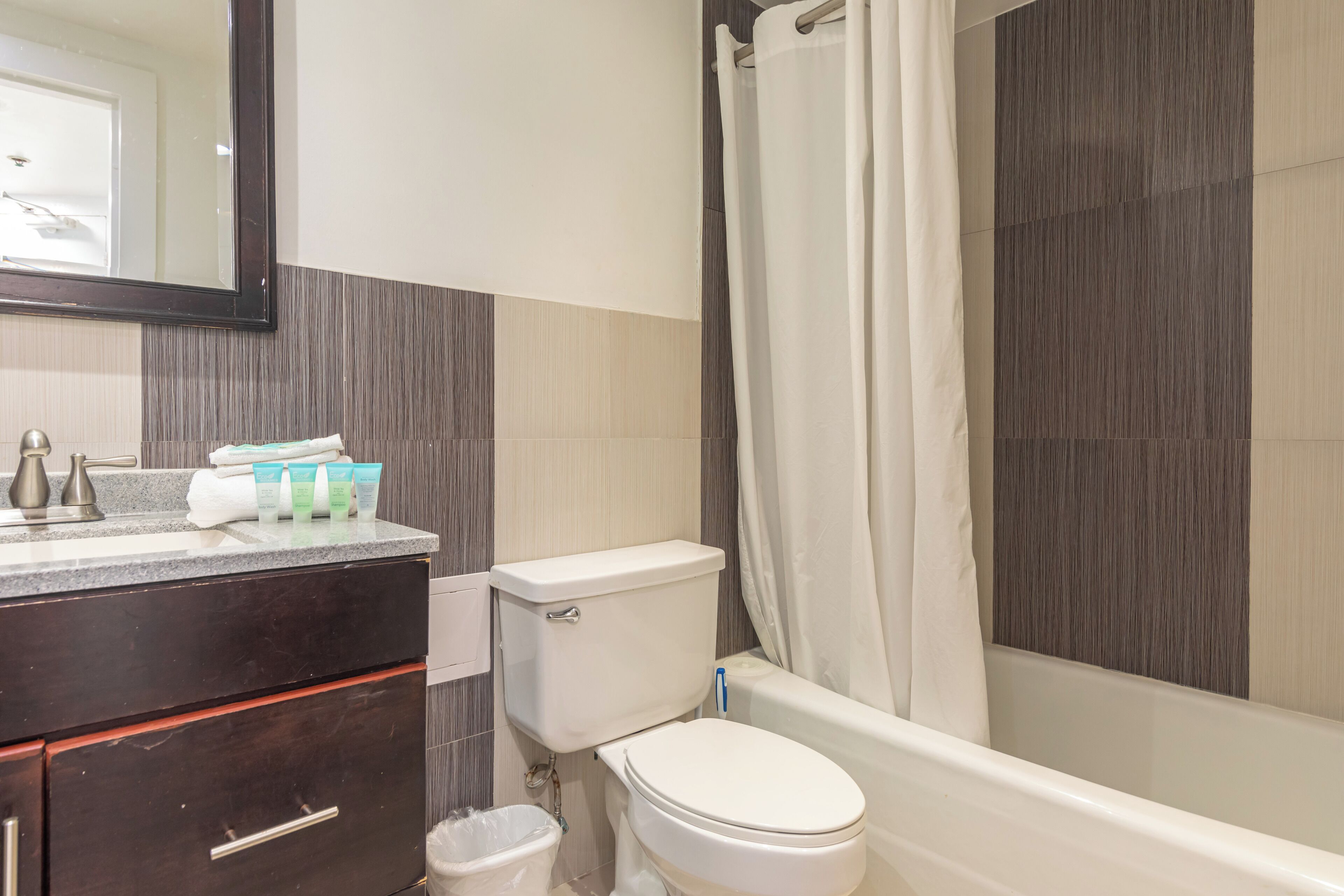 Un baño con inodoro, lavabo y bañera.