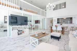 Loft presidencial | Living area | 32-inch LCD TV with cable channels, TV - Girasole Apartments (Miami Beach)