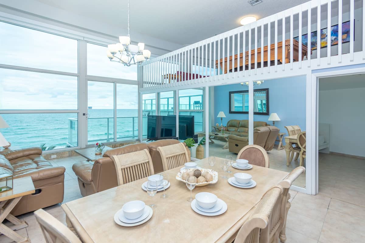 Loft presidencial | Living area | 32-inch LCD TV with cable channels, TV