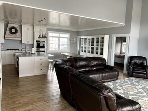 Smart TV, video games, DVD player, table tennis - Amazing Sunset Bay Views, Movie Theater Game Room, Sports Pool, Kayaks & SUP (Virginia Beach)