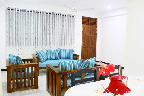 Près de la plage, des supermarchés, des banques, des gares ferroviaire et routière