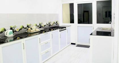 Cerca de la playa, supermercados, bancos, estaciones de trenes y autobuses.