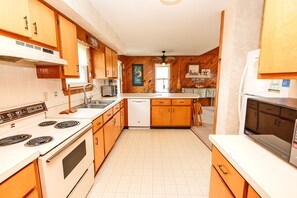 Refrigerador con freezer, microondas, horno, placa de cocina