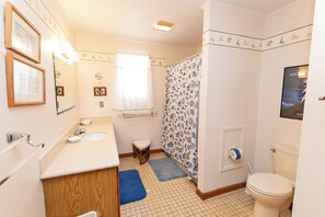 Shower - Oceanside, Close to Shopping and beach! KD233, II Views (Kill Devil Hills)