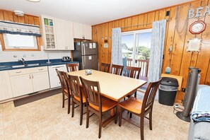 Dining - Oceanside, Close to Shopping and beach! KD233, II Views (Kill Devil Hills)