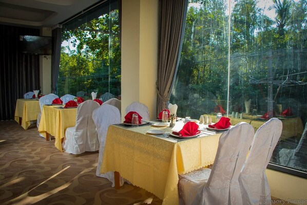 Breakfast, lunch and dinner served - SKY Lodge Ngapali (Ngapali)