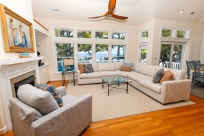 テレビ、暖炉、ステレオ