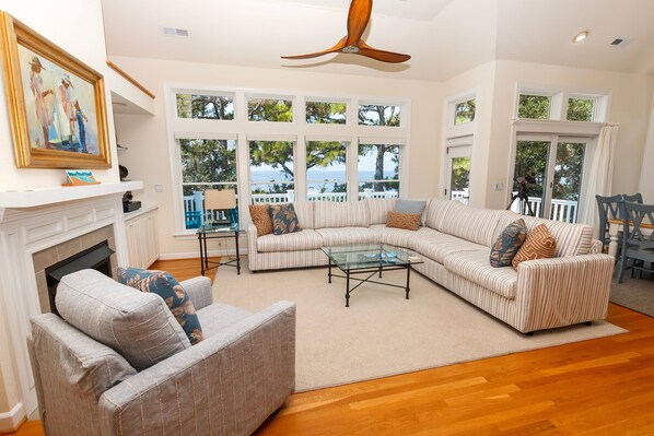 تلفزيون، مدفأة، ستيريو