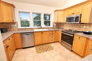 冷蔵庫、電子レンジ、オーブン、コンロ