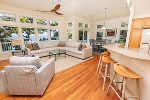 Télévision, cheminée, chaîne hi-fi