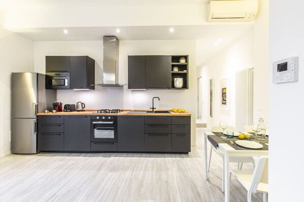 Réfrigérateur, micro-ondes, four, lave-vaisselle