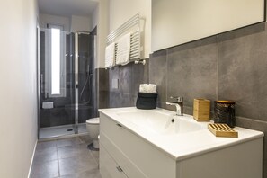 Dusche, Haartrockner, Handtücher