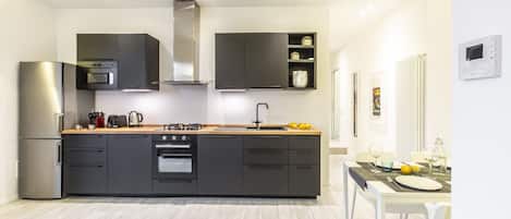 Kühlschrank, Mikrowelle, Ofen, Herdplatte