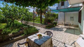 屋外ダイニングエリア