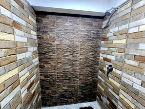 Ducha, cabezal de ducha tipo lluvia, secador de pelo, toallas