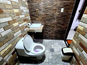 Ducha, cabezal de ducha tipo lluvia, secador de pelo y toallas