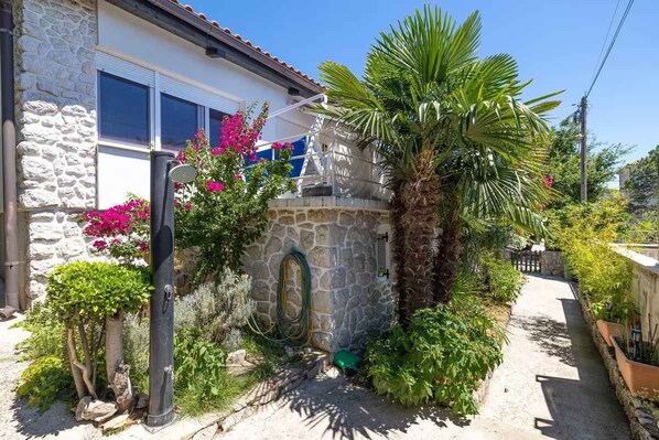 Property grounds - Holiday home 80 m from the sea (Crikvenica)