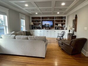 Télévision, lecteur de DVD, livres, chaîne hi-fi