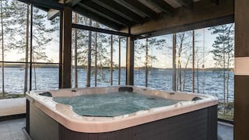 Indoor spa tub