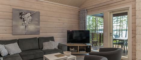 Un soggiorno moderno con un divano componibile, una TV a schermo piatto e un tavolino da caffè.