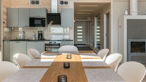 Una cocina moderna con gabinetes grises, un microondas negro y una campana extractora de acero inoxidable.