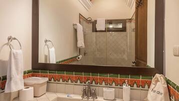 Secadora de cabello, toallas, jabón, shampoo