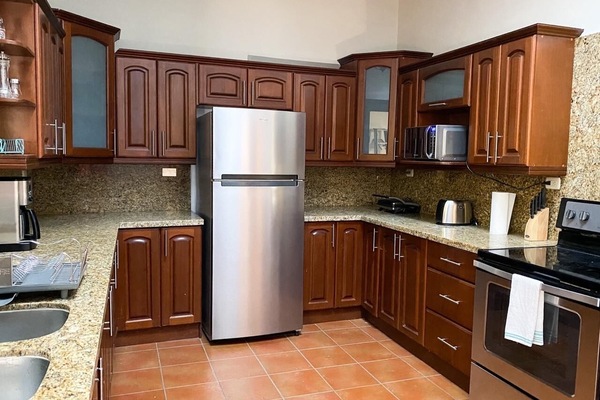 Een koelkast, een magnetron, een oven, een koffiezetapparaat/waterkoker