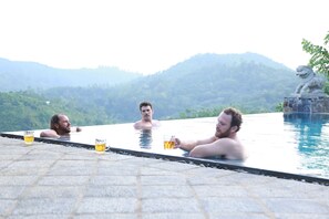 10 outdoor pools, sun loungers