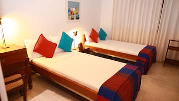 Quarto casal ou duplo luxo, várias camas, vista para a colina, no pátio | Roupas de cama de algodão egípcio, roupas de cama premium