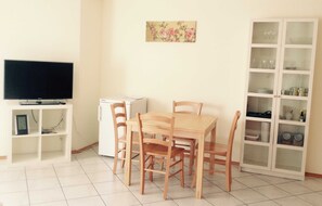 Unclassified image, 4 of 7, button - Irene Kindsvater - Shared room with toilet and shower (Rust)