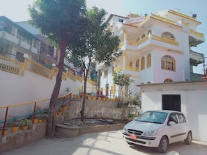 Free self parking - Hotel Meghdoot (Kathmandu)