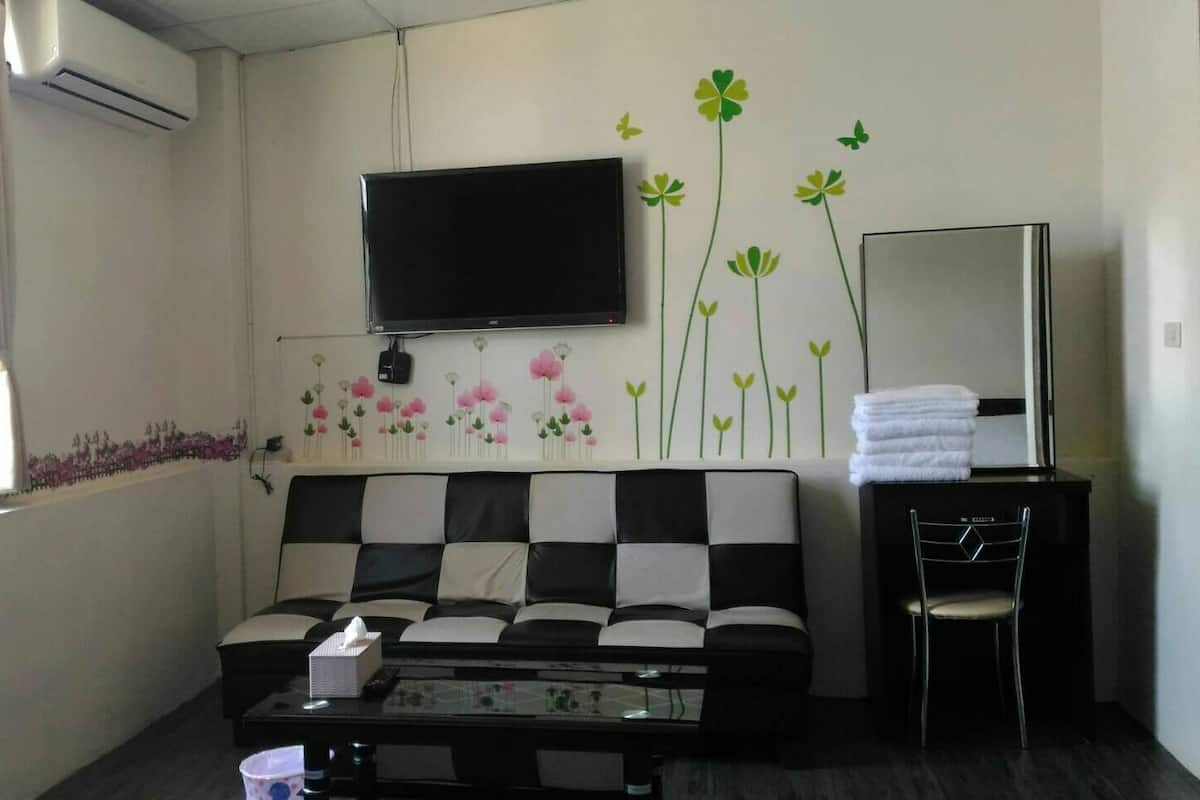 Quadrupla Comfort (C202) | Area soggiorno | TV a schermo piatto