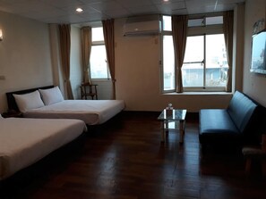 豪華四人房 (608) | 起居區 | 平面電視