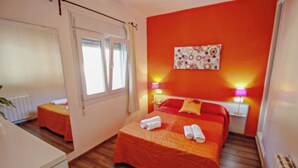 A hotel room with a bed, bedside tables, lamps, and a window. - May - pretty holiday property with private pool in Benissa (Benissa)