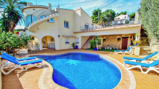 A two-story house with a swimming pool, outdoor seating, and a staircase leading to a balcony. - May - pretty holiday property with private pool in Benissa (Benissa)