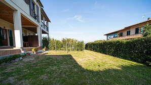 A two-story house with a covered patio and a well-maintained lawn. - Apartment Lo Scoglio in Portoferraio (Portoferraio)