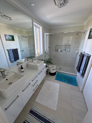 Bathtub, hair dryer, towels, soap - Spacious Resort Style Family Beach House (Beacon Hill)