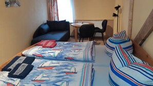 Une pièce confortable avec un lit, un canapé, une petite table et une chaise.