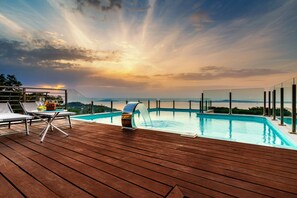 Pool - AMORE RENTALS -Villa Eva with Swimming Pool, SPA, Terraces, Sea View, Parking and Air Conditioning (Sorrento)
