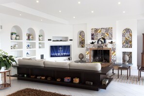 TV, fireplace, DVD player - AMORE RENTALS -Villa Eva with Swimming Pool, SPA, Terraces, Sea View, Parking and Air Conditioning (Sorrento)