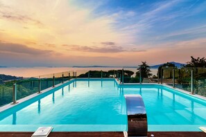 Pool - AMORE RENTALS -Villa Eva with Swimming Pool, SPA, Terraces, Sea View, Parking and Air Conditioning (Sorrento)