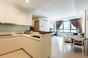 Kühlschrank, Mikrowelle, Kochgeschirr/Geschirr/Besteck