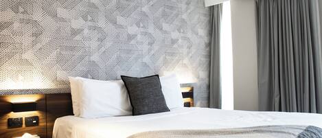 Queen Plus with Balcony with Complimentary Gym Pass and Late Check out | Brankas, tirai kedap cahaya, setrika/meja setrika, dan Wi-Fi gratis