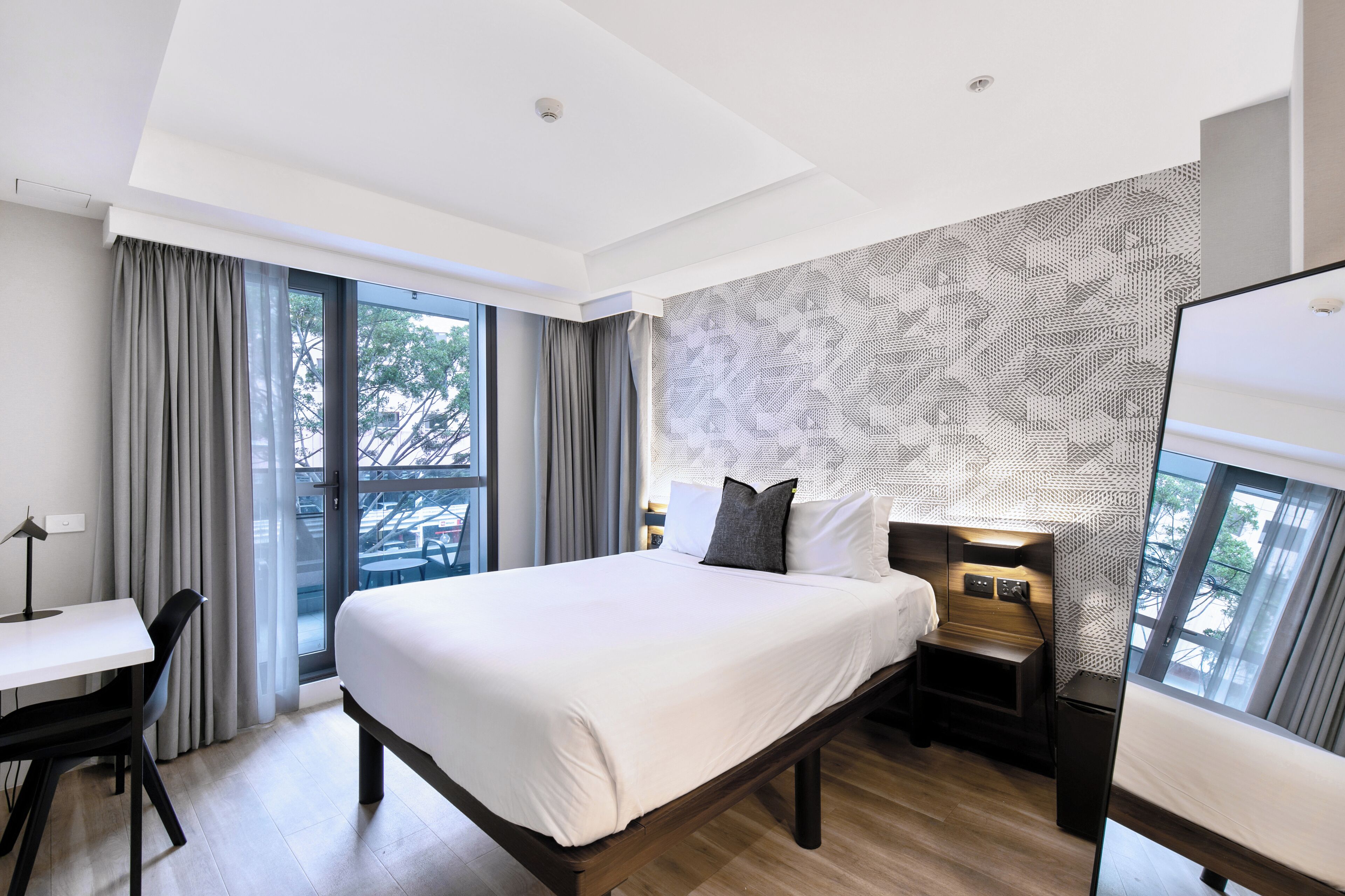 Queen Room with Balcony (Accessible Facilities in Selected Rooms) | 房內夾萬、遮光窗簾/窗簾、熨斗/熨衫板、免費 Wi-Fi