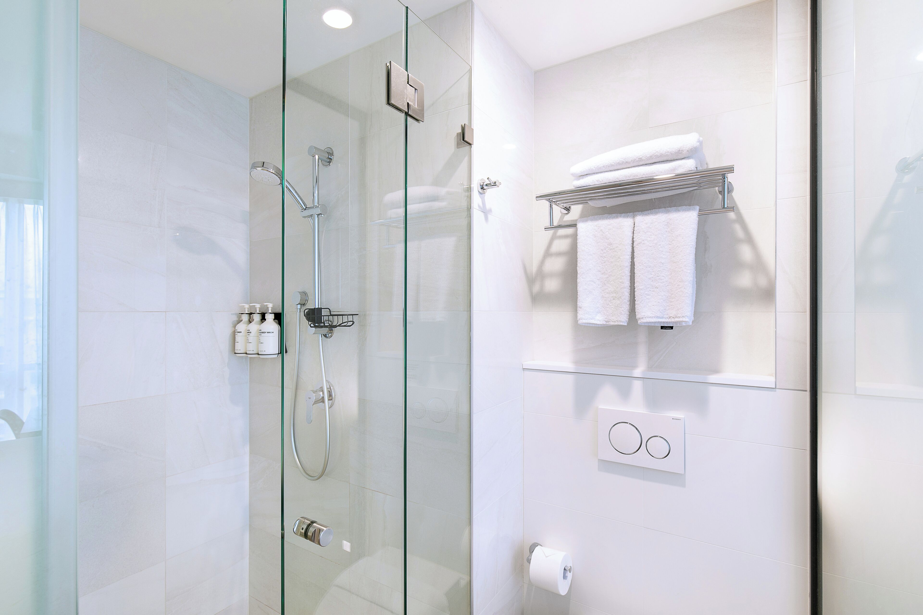 standard room, 1 queen bed | 1 bedroom, in-room safe, blackout curtains, iron/ironing board