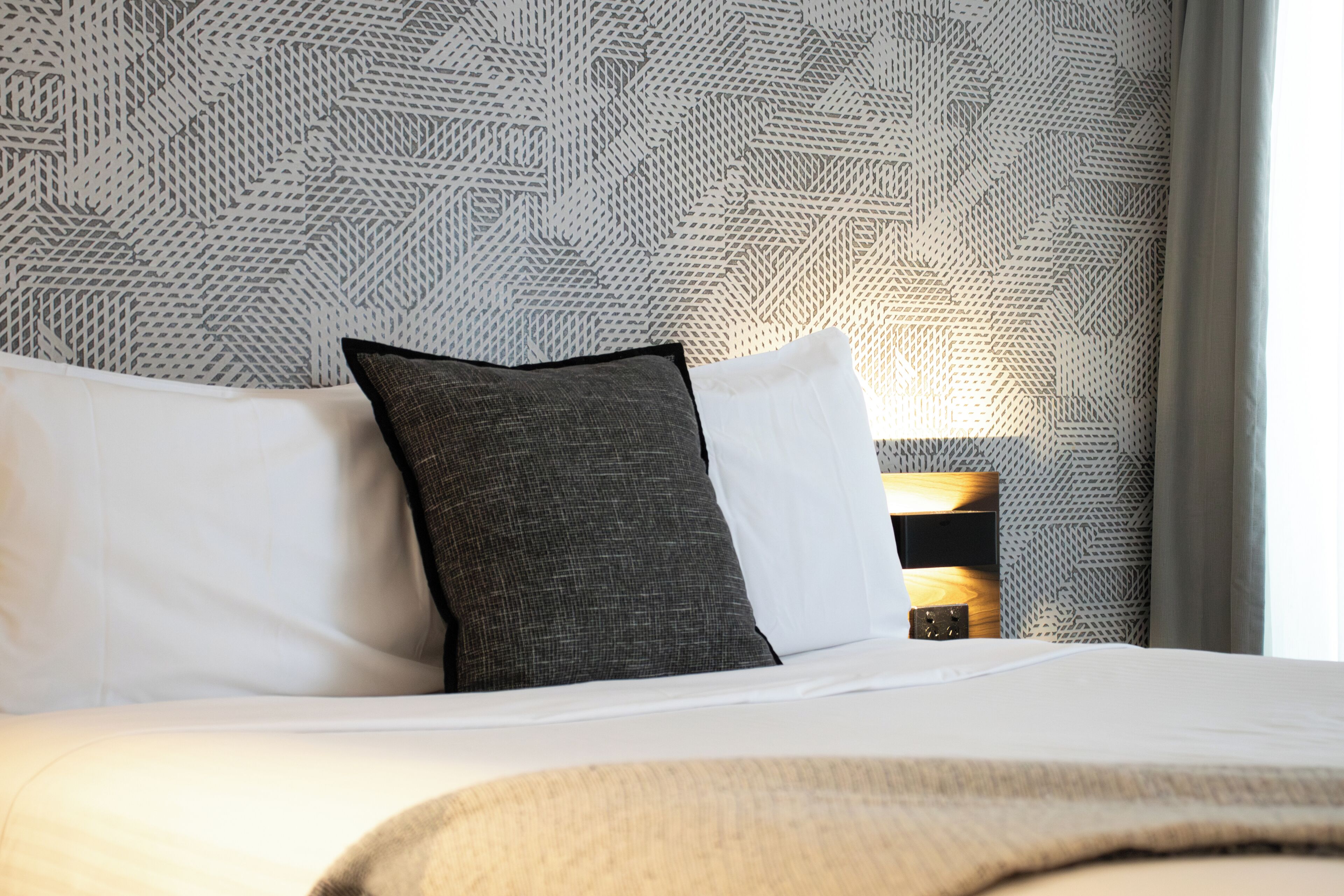 Queen Plus with Balcony with Complimentary Gym Pass and Late Check out | Caja de seguridad en la habitación y cortinas blackout 